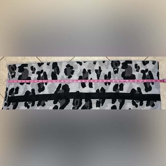 NWT Rectangular Black and White Wrap - Picture 6 of 7